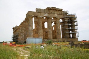 I templi del parco archeologico di Selinunte nel trapanese, che si estende per circa 270 ettari,  'ingabbiati' nelle impalcature per sconfiggere i danni provocati dal tempo durante il restauro a Selinunte, 6 maggio 2015. ANSQA/GIOVANNI FRANCO